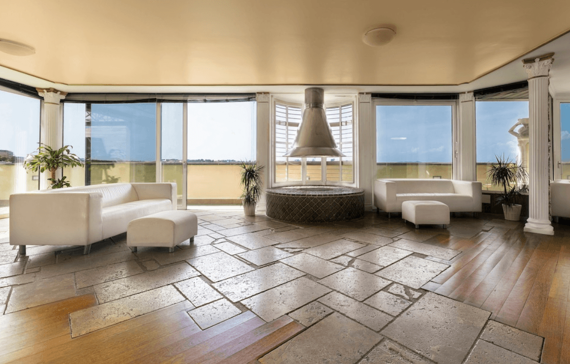 Hotel Colony