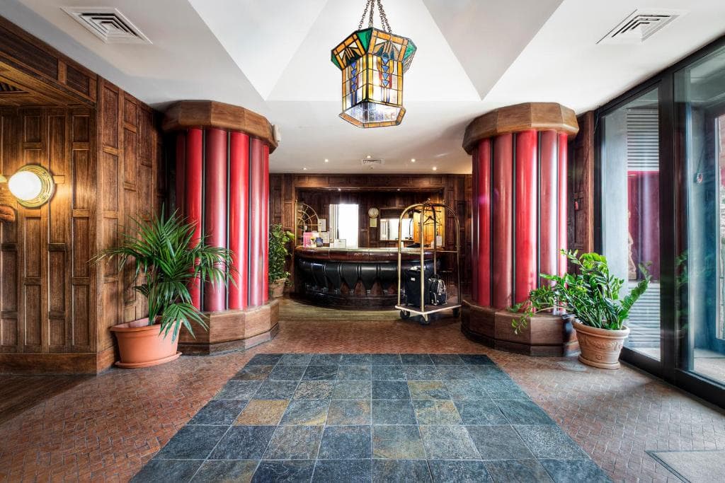 Hotel Colony