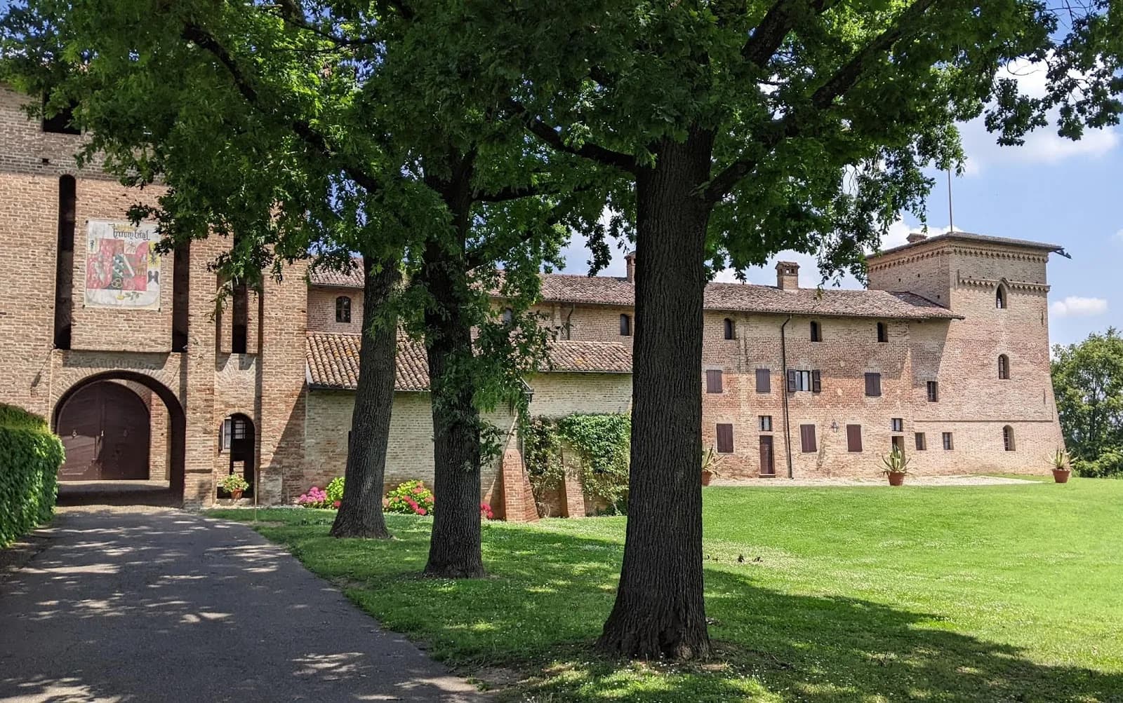 Castello Borromeo Di Camairago