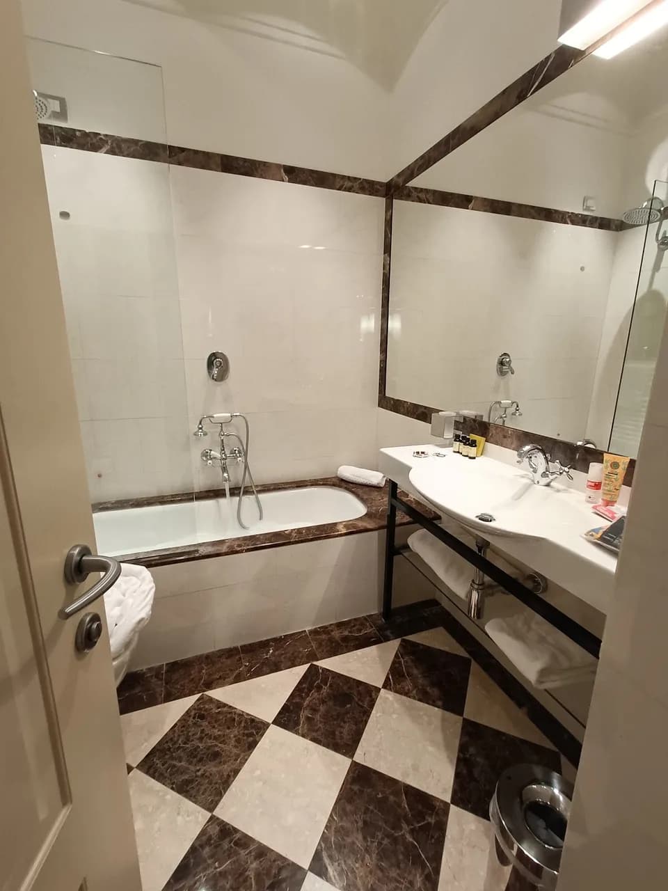 Leons Place Hotel